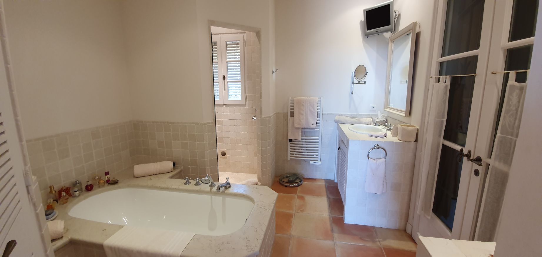 Villa Les Carles, Centrum