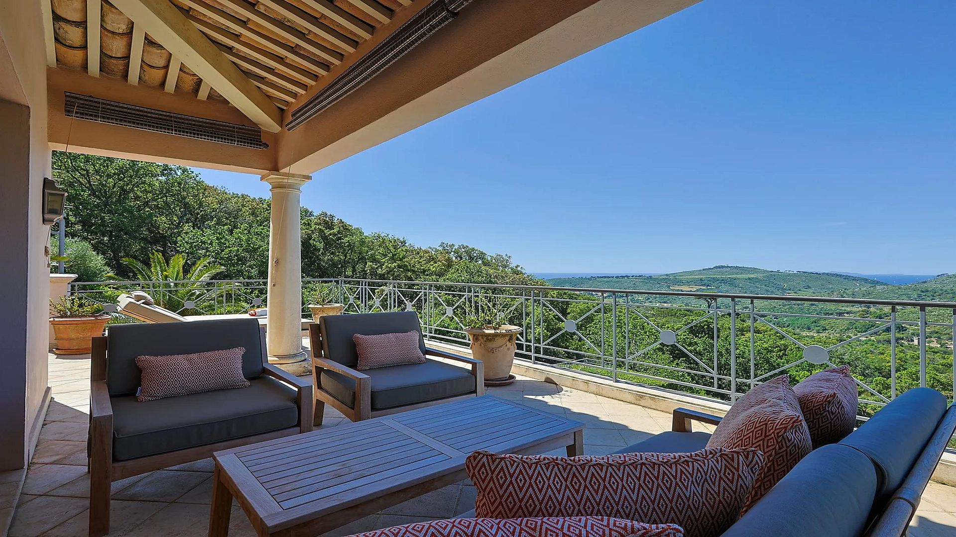 Villa Estelle, Escalet