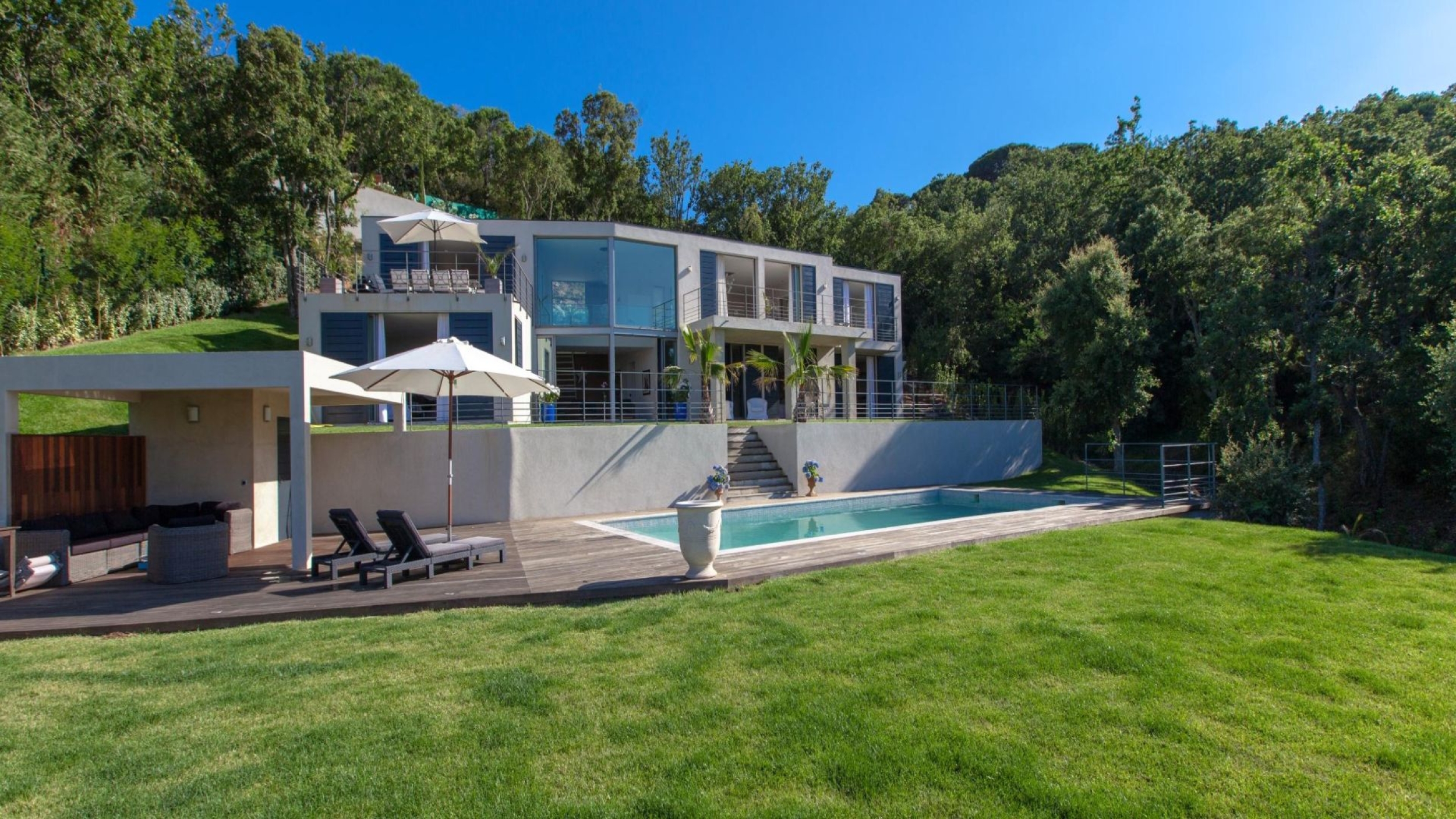 Villa Lizzy, Escalet