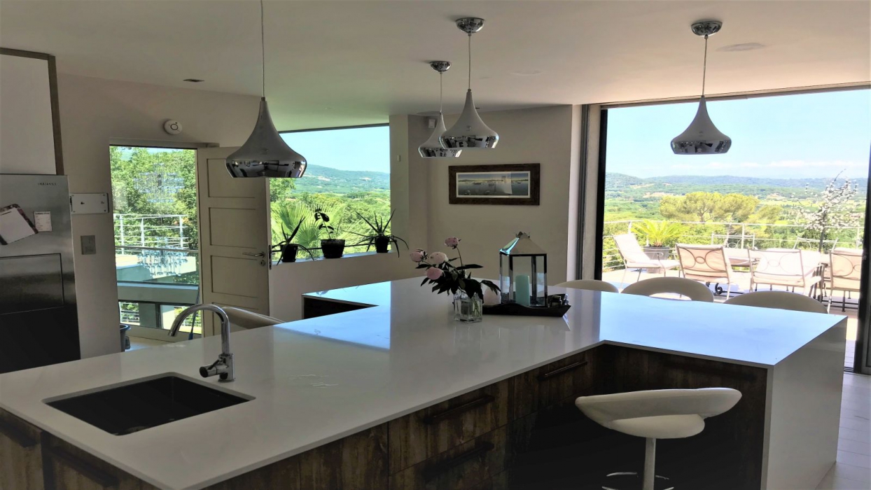 Villa Lizzy, Escalet