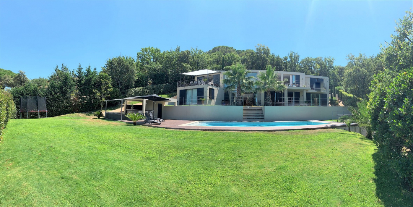Villa Lizzy, Escalet