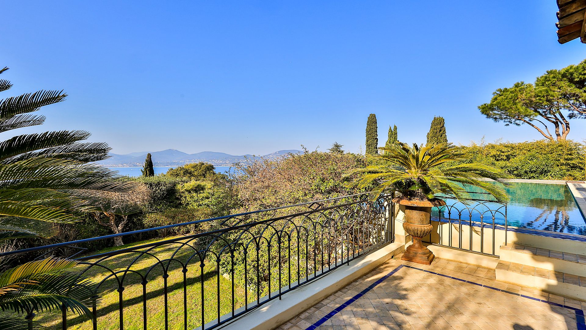 Villa Marina, Sinopolis