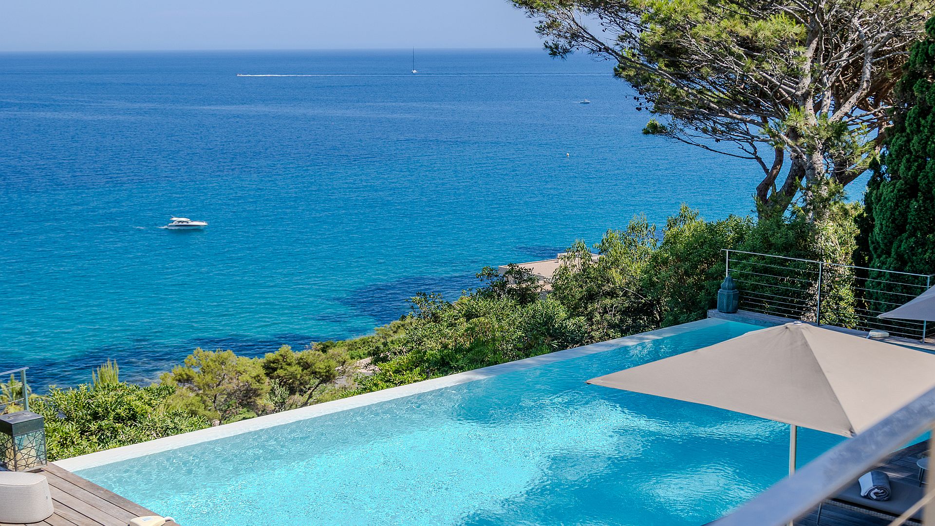 Villa Nioulargo, Escalet
