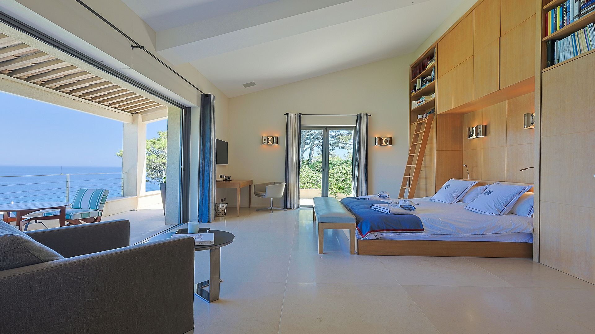 Villa Nioulargo, Escalet